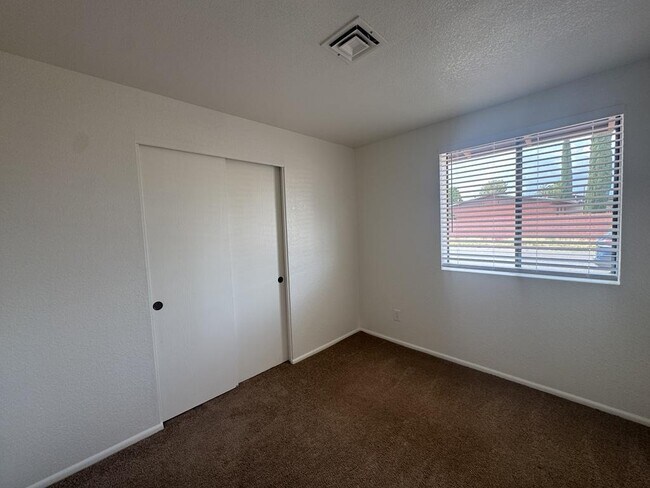 Building Photo - 5056 E Evergreen Dr