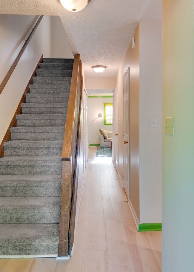 Building Photo - Convenient to campus and Five Points- Jamestown condo for rent