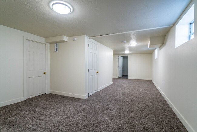 Building Photo - Spacious & Updated 5 Bed Home in Prime Ogden Location