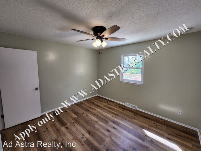 Building Photo - 2 br, 1.5 bath House - 3014 N 155th Ter.,