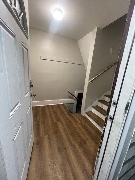 Building Photo - 1044 Plymouth Ave S