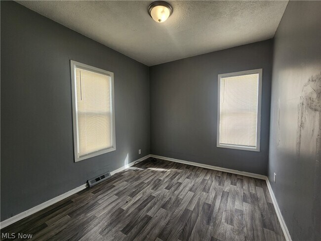 Building Photo - 3443 Regent Rd