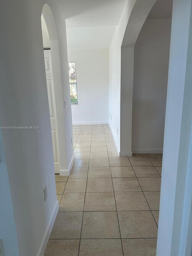 Building Photo - 1650 NE 33rd Rd