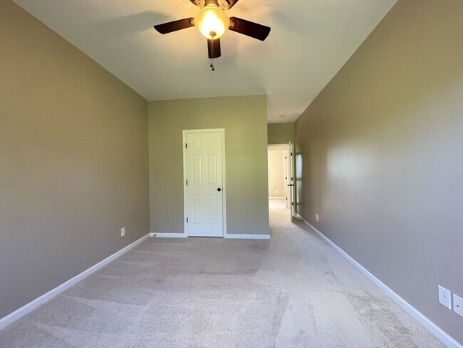 Building Photo - Spectacular 4 Bed 3.5 Bath Townhouse In Br...