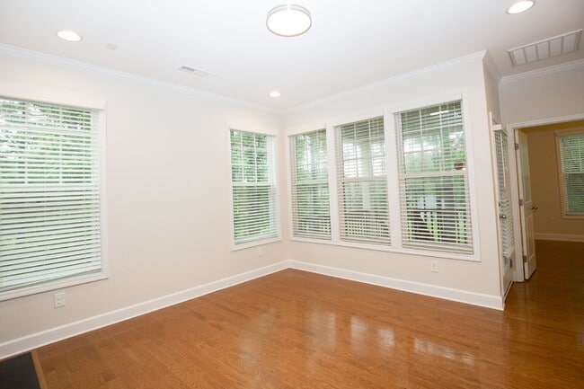 Building Photo - Charming 3 bed, 2.5 bath home with bonus t...