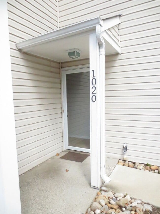 Primary Photo - 2 BR, 1 BA Condo Military HWY & Indian Riv...