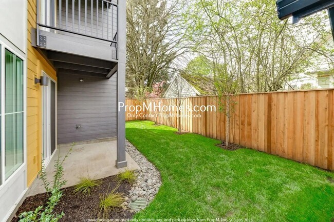 Building Photo - Modern Two Bedroom Unit with Fenced Yard!