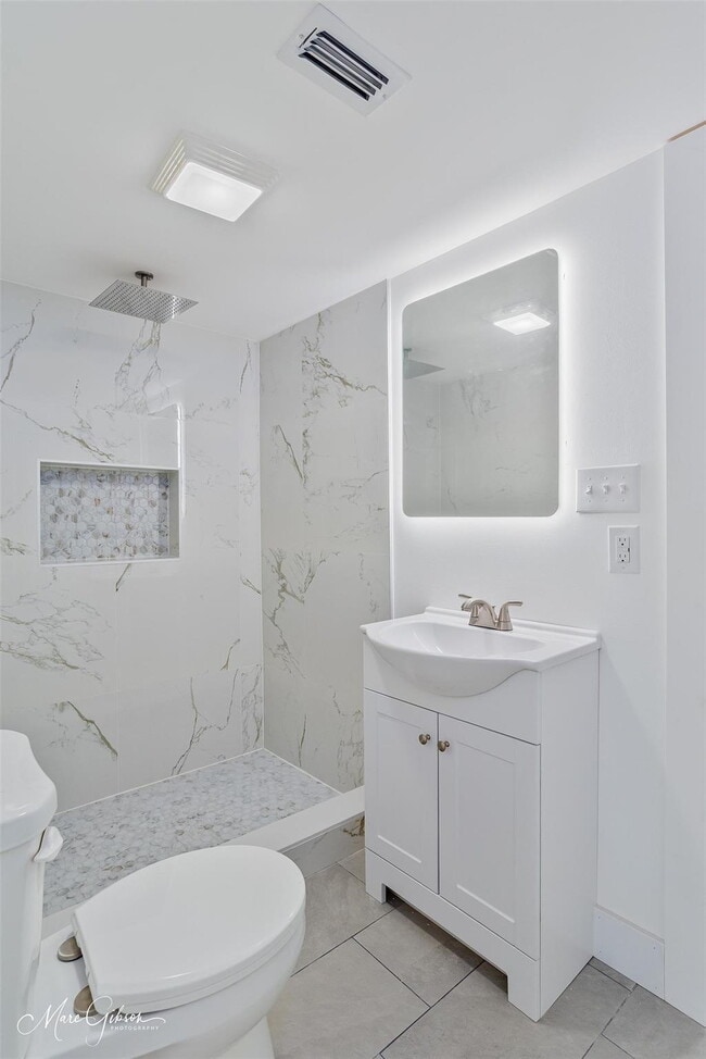 Building Photo - "Spacious 4-Bedroom Gem with a flex room a...