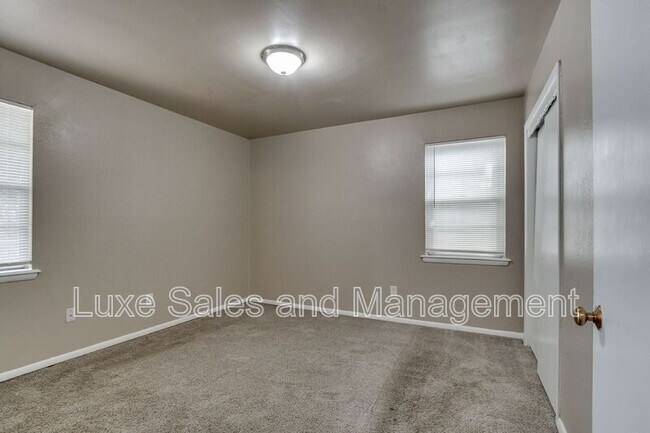 Building Photo - 3005 SW 52nd Pl