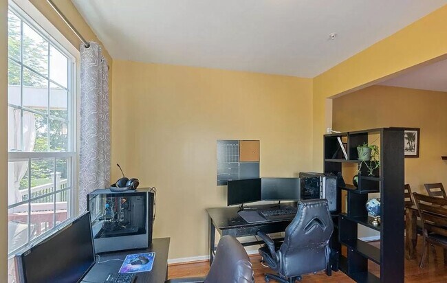 Building Photo - 3 level End Unit townhouse w/bump out in B...