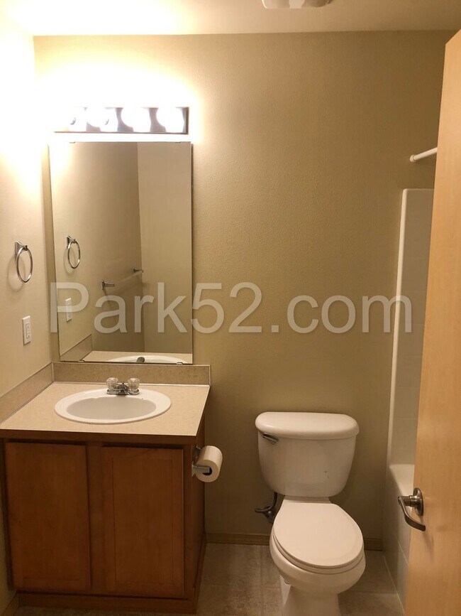 Building Photo - 3-Bedroom Duplex Home - Gated Community - South Hill