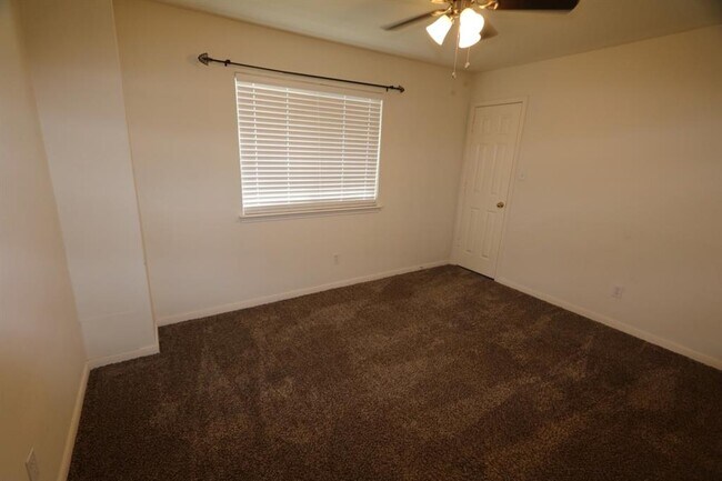 Building Photo - 727 Darone Ct