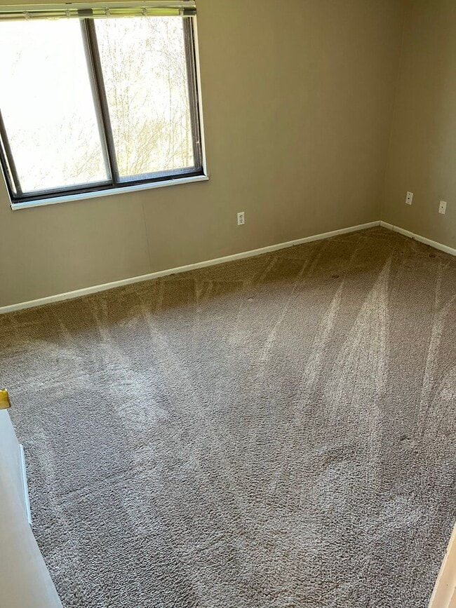 Building Photo - NEW LISTING! 1 Bedroom Apartment in Butler!!!