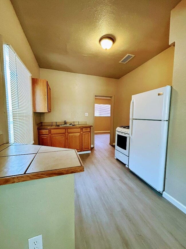 Building Photo - 573 N Minaret Ave