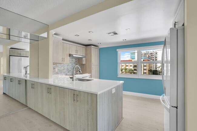 Building Photo - 405 N Ocean Blvd