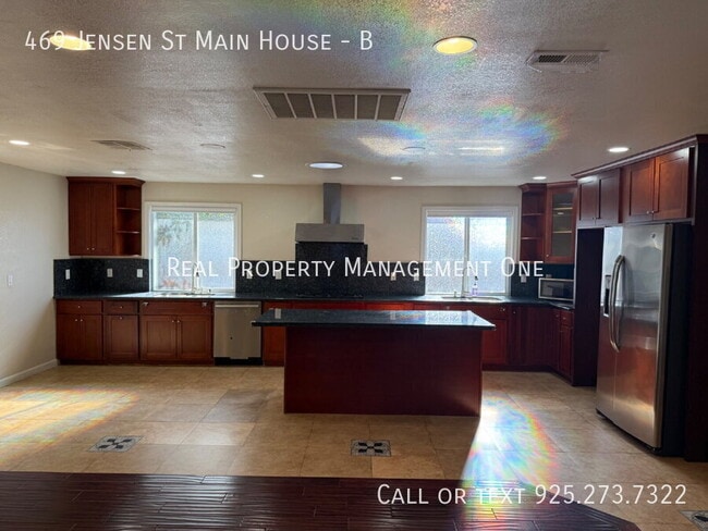 Building Photo - 469 Jensen St