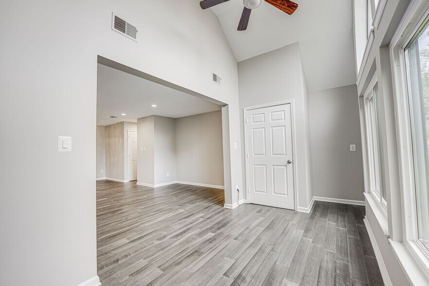 Building Photo - 2815 Lee Oaks Ct