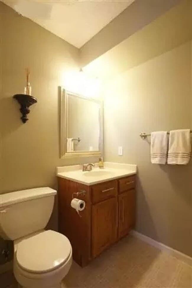 Building Photo - 2 bedroom, 2-1/2 bath end-unit condo west side Iowa City