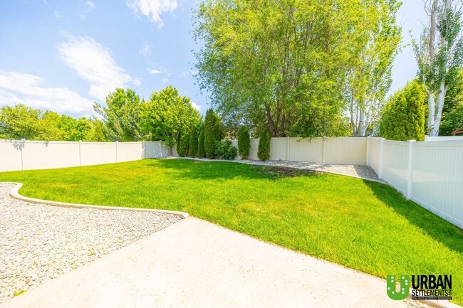 Building Photo - Beautiful 3-Bedroom Home in Desirable Rive...