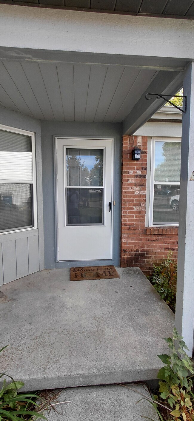 Building Photo - 2585-2587 Four Seasons Dr