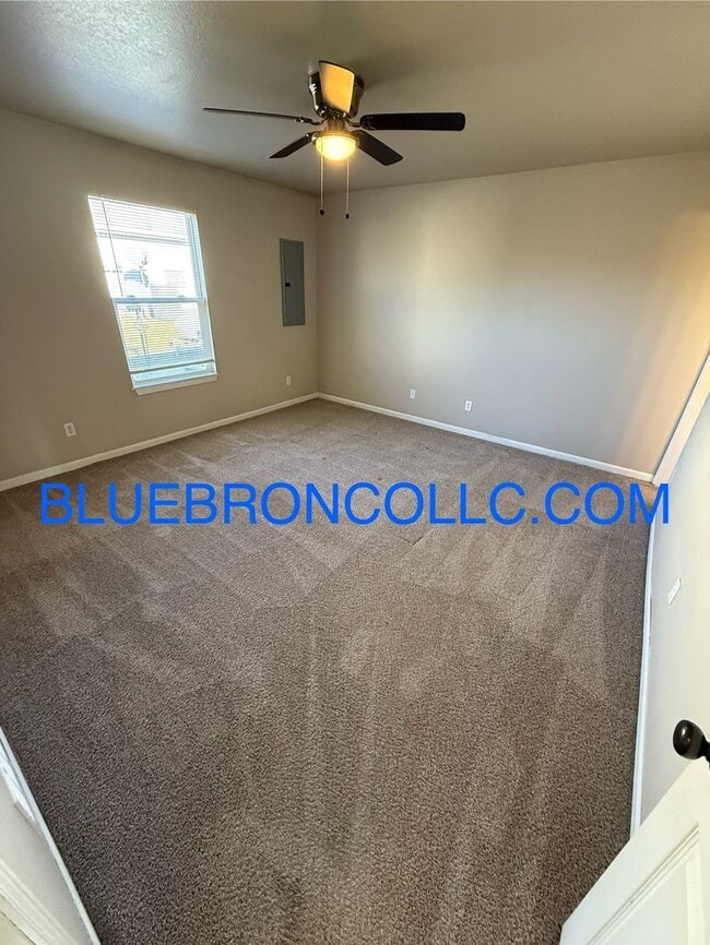 Building Photo - 117-121 SE Rock Garden Ln