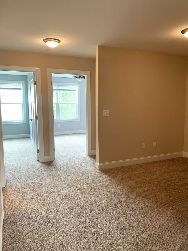 Building Photo - Spacious 3-Bed, 2.5-Bath Townhouse with Fe...