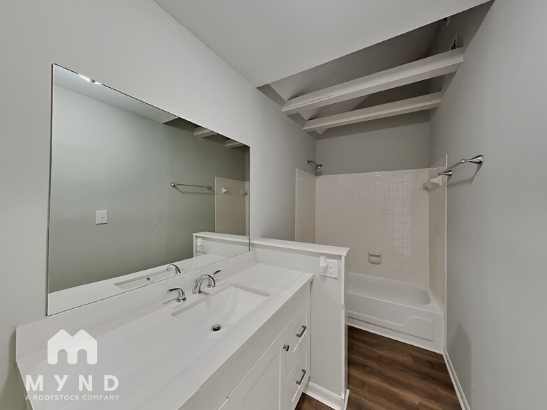 Building Photo - 947 Mainstreet Lake Dr