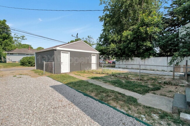 Building Photo - 1045 S James Rd