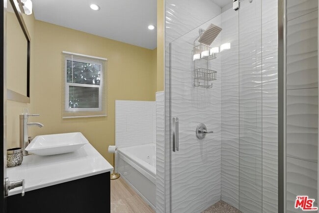 Building Photo - 10915 Ayres Ave