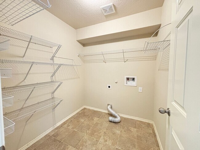 Building Photo - Beautiful 3-bed 2-Bath home in Avery Park ...
