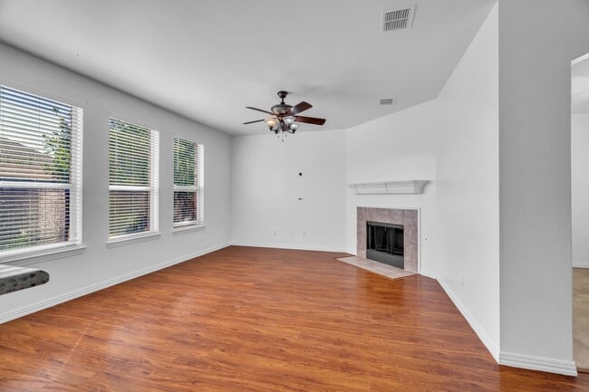 Building Photo - 513 Renee Dr