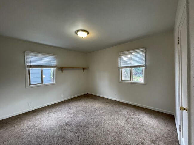 Building Photo - 2Bd 1 Ba Classic NE Portland Home With Fenced Backyard! Washer/Dryer Hookups.
