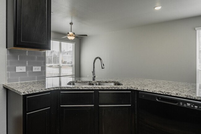 Building Photo - 525 Fallbrook Dr