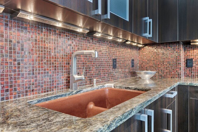 Building Photo - Fully Furnished 15th Floor Condo At Icon I...