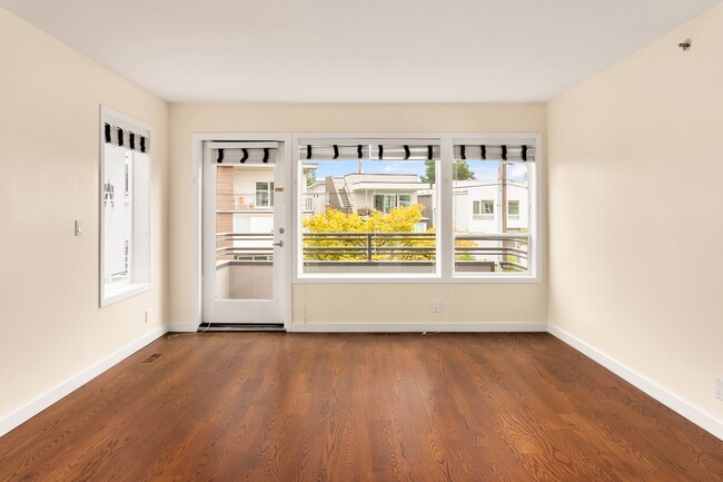 Building Photo - 3 bedroom townhome in perfect location in ...