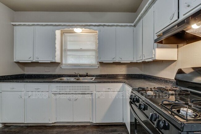 Building Photo - 3005 SW 52nd Pl