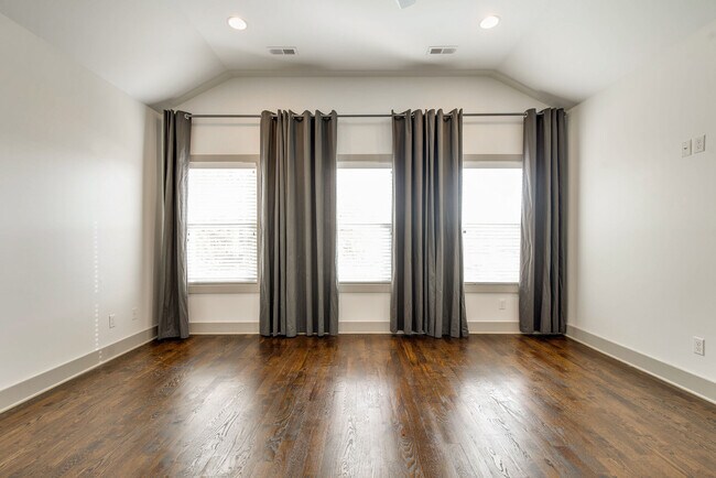 Building Photo - 336 Vivelle Ave