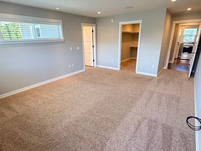 Building Photo - Luxury, golf course living with VIEWS! 3+ bed, 3 bath, three car garage and so much more!