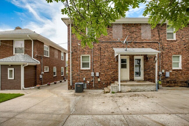 Building Photo - Spacious 3 Bedroom Duplex in the Heart of Midtown Featuring Detached Garage!!