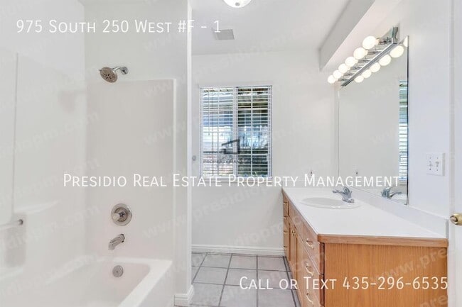 Building Photo - 975 S 250 W St