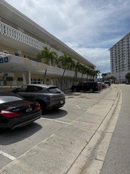 Building Photo - 450 Golden Isles Dr