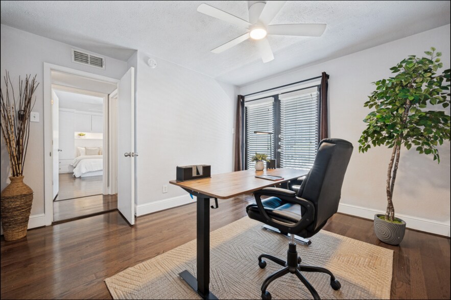 Building Photo - 5930 Sandhurst Ln