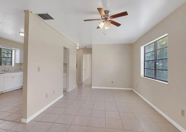 Building Photo - 2/2 w/ office & Flex Space Lakewood Park Home!