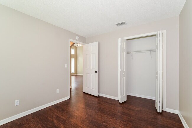 Building Photo - 4240 Forest Island Dr