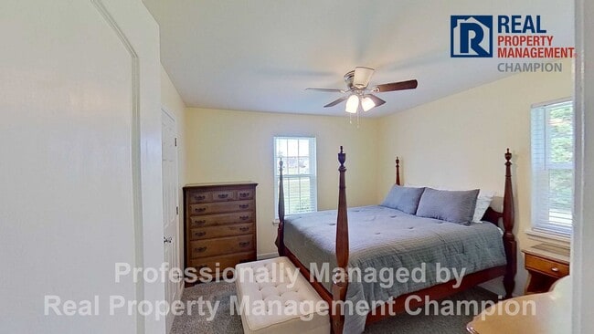 Building Photo - Spacious and Beautifully Updated 3 BD/2 BA Home on Large Lot