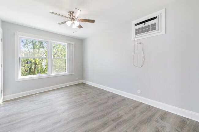 Building Photo - 7630 N Eastlake Terrace
