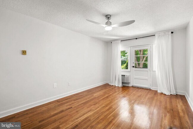 Building Photo - 7630 Tomlinson Ave