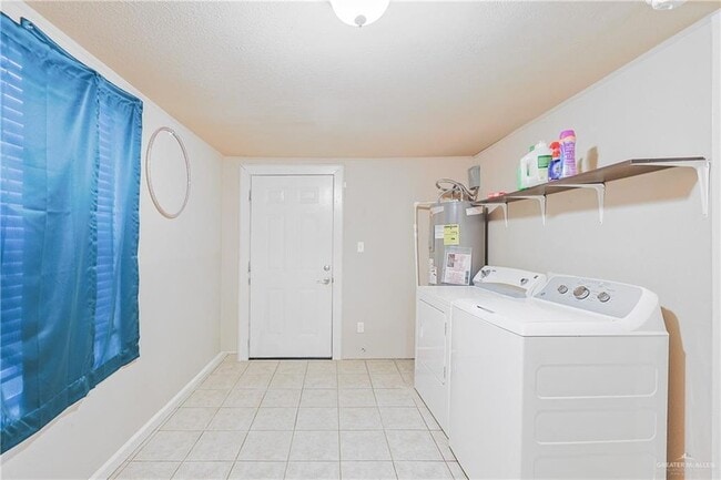 Building Photo - 742 S Texas Ave