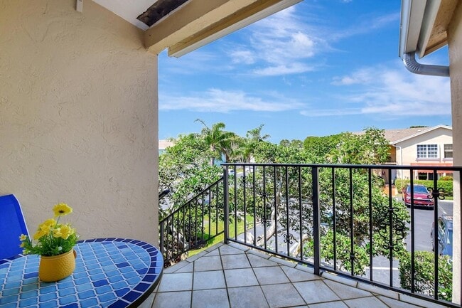 Building Photo - 621 Waterside Dr