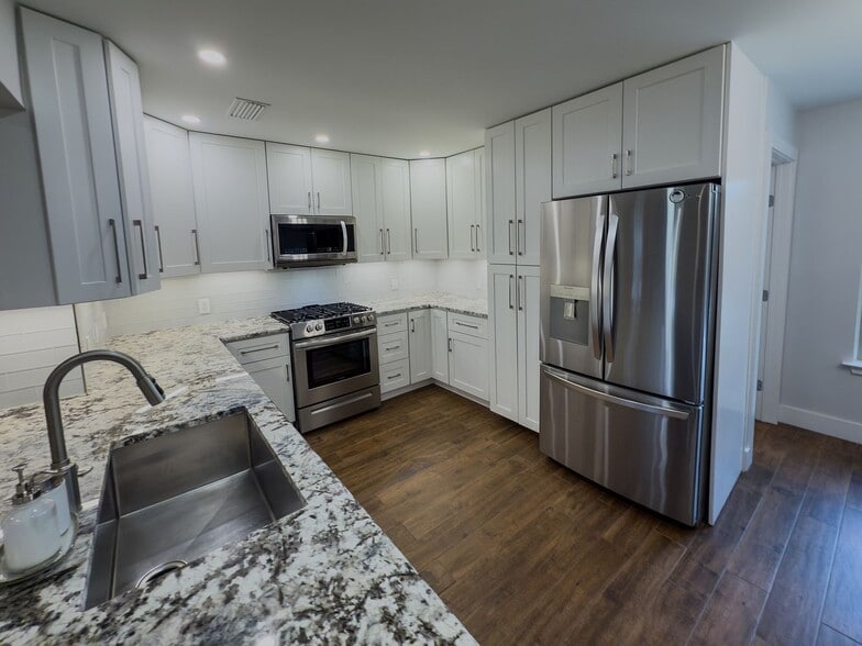Kitchen with full stainless steel appliance package - 2006 Candle Ct